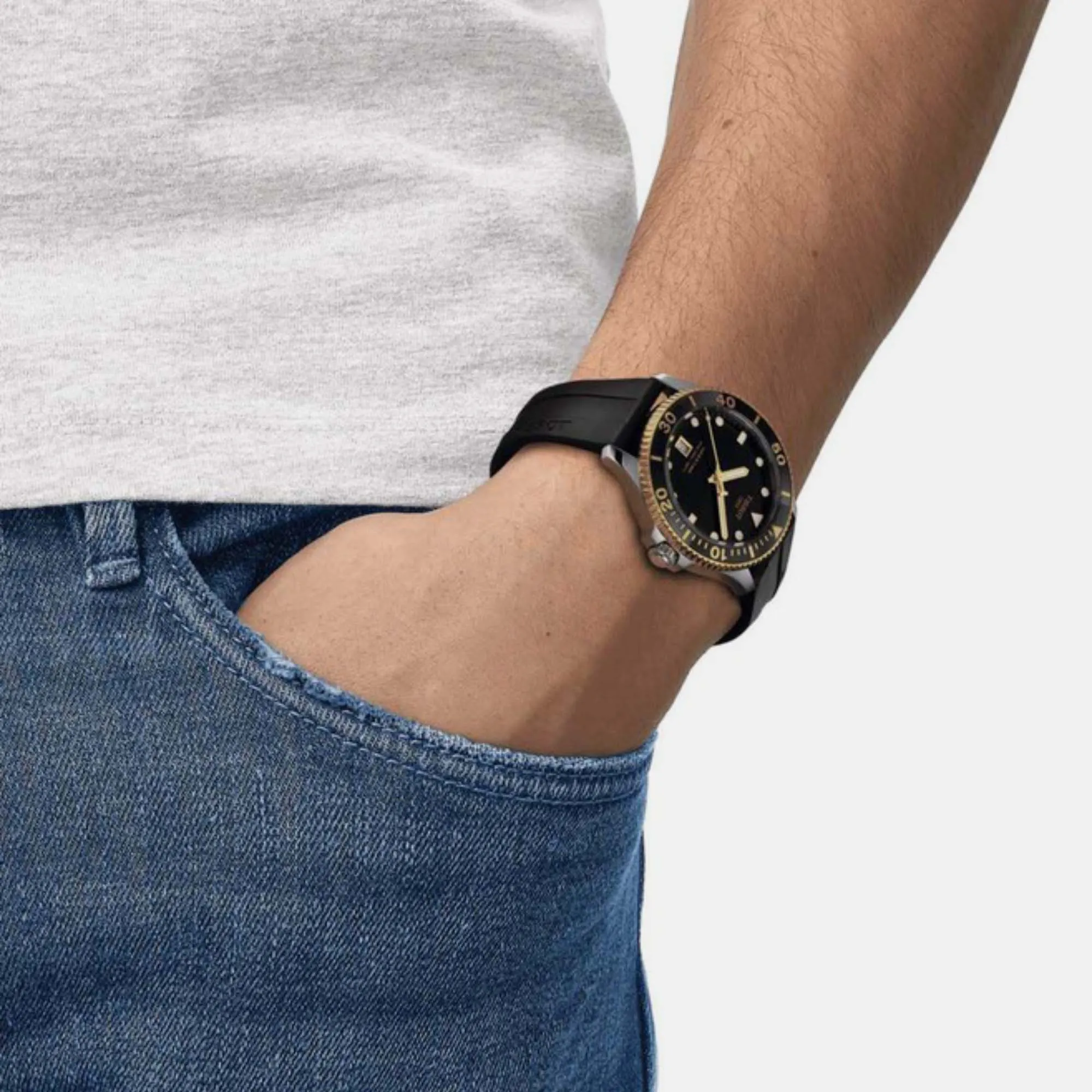 Seastar 1000 Men Analog Silicone Watch T1204102705100
